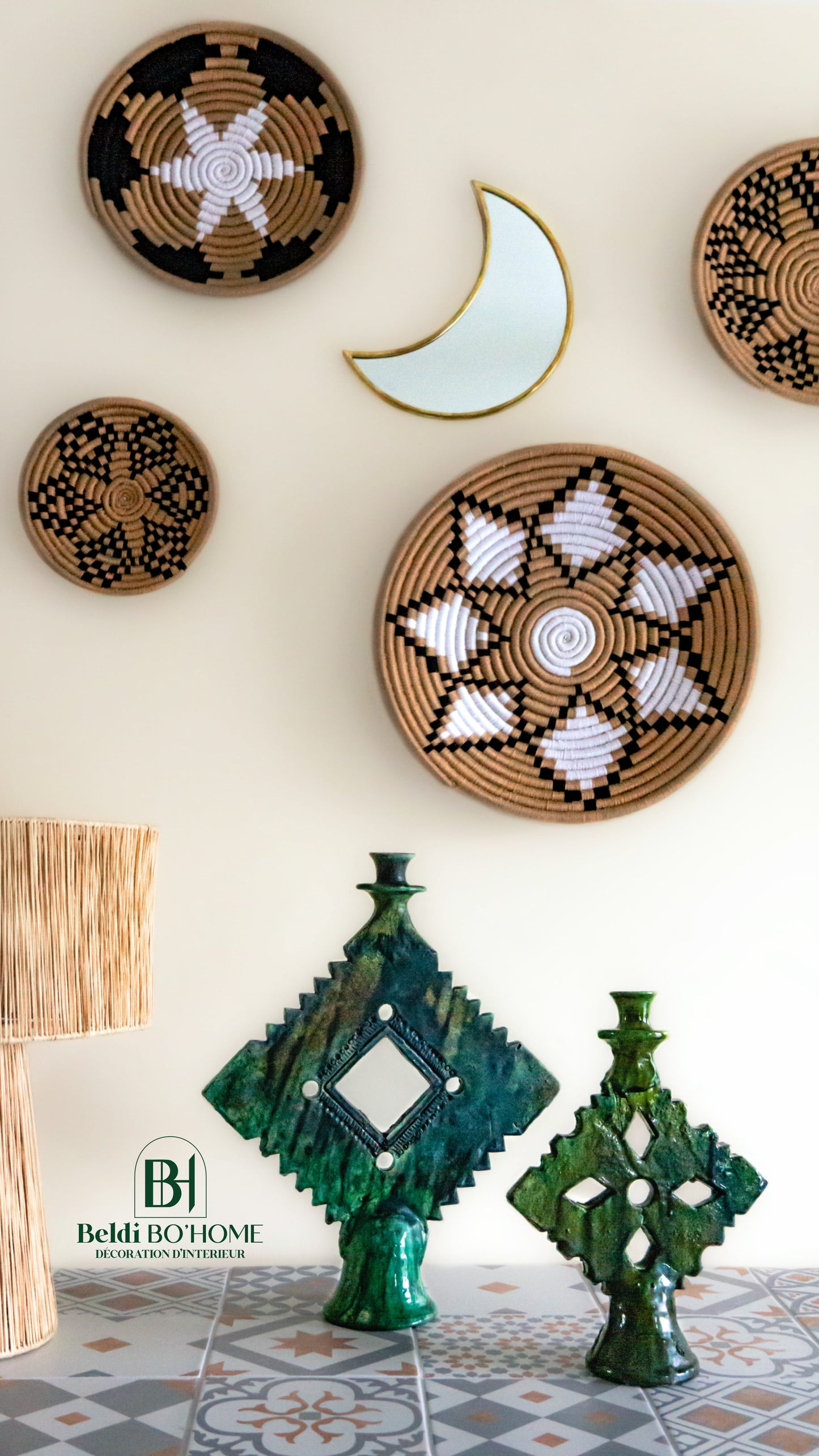 l'Artisanat Bohème dans votre Maison : retrouvez les produits de Beldi Bo'Home tel que le miroir en forme de lune LAYALI, les paniers muraux berbères avec les modèles YASMIN, NEJMA & WARDA, les objets déco en poterie de Tamegroute avec les bougeoirs en forme de losange SAID & TOUAREG ainsi que la lampe à poser NOURIA en raphia100% naturel.