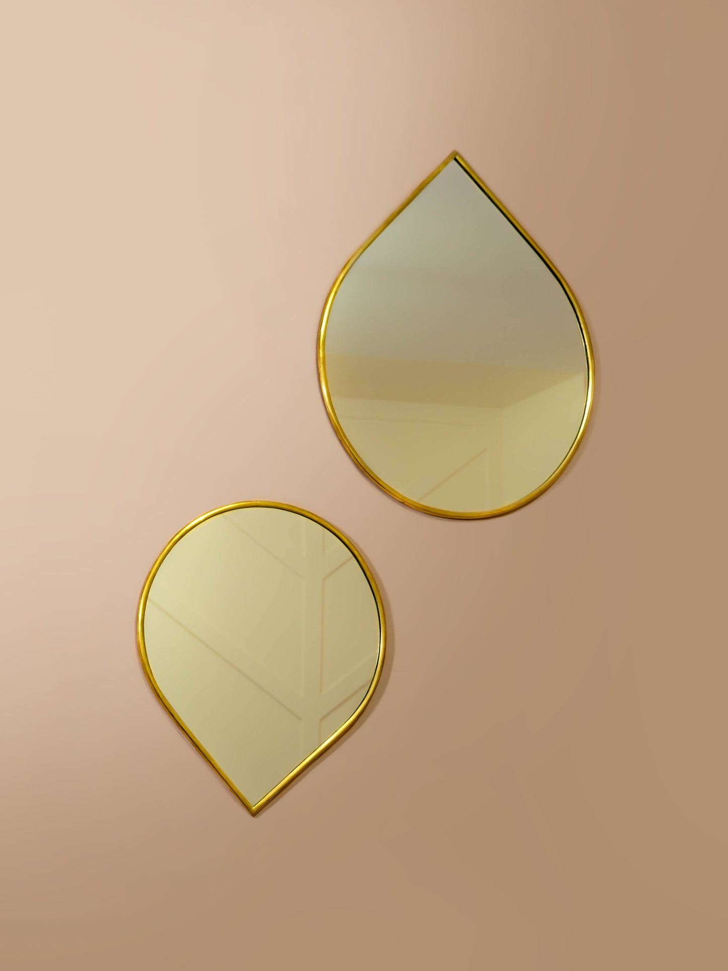 Miroir NAÏLA en forme de Goutte, serti à la main en laiton doré