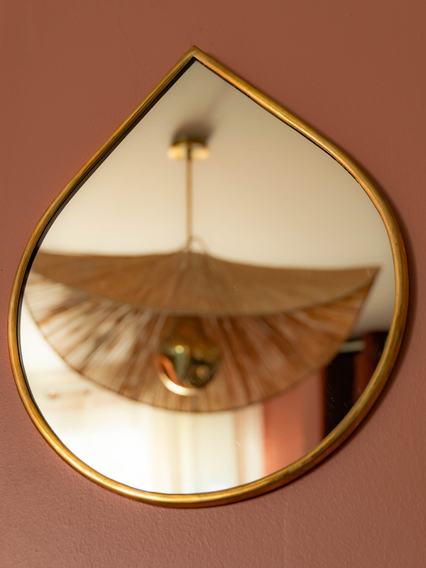 Miroir NAÏLA en forme de Goutte, serti à la main en laiton doré