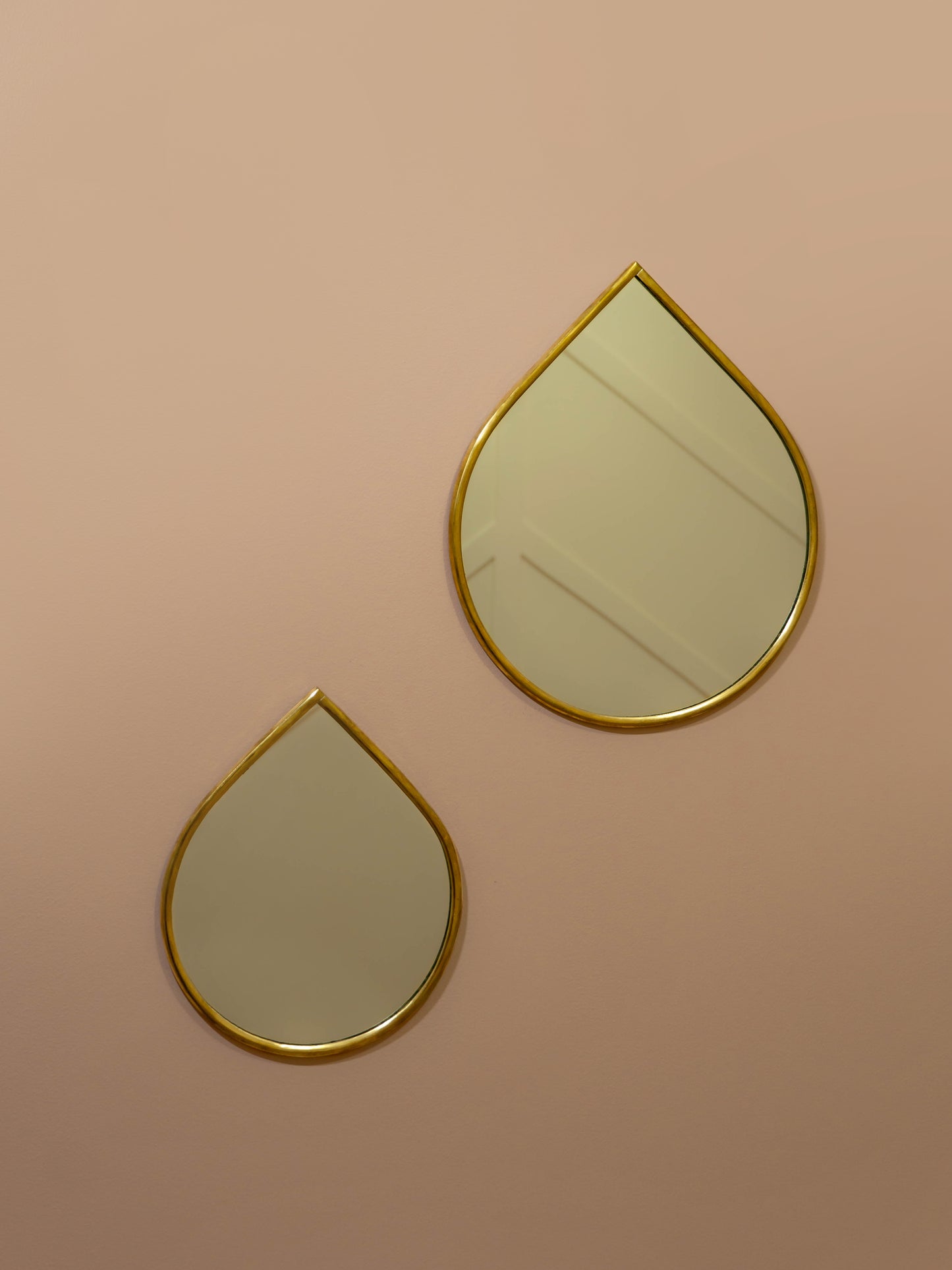 Miroir NAÏLA en forme de Goutte, serti à la main en laiton doré