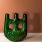Laissez-vous envouter par la couleur de ce vert profond, allant des teintes de vert émeraude au vert olive