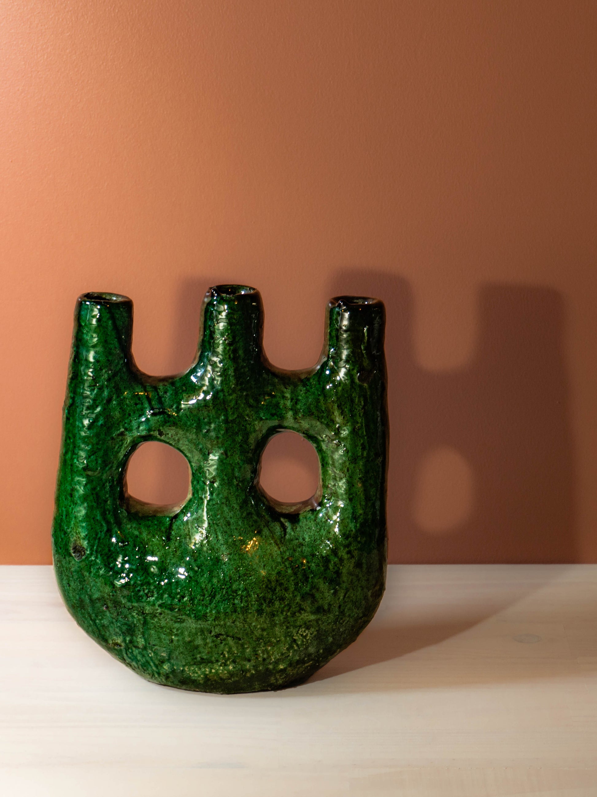 Laissez-vous envouter par la couleur de ce vert profond, allant des teintes de vert émeraude au vert olive