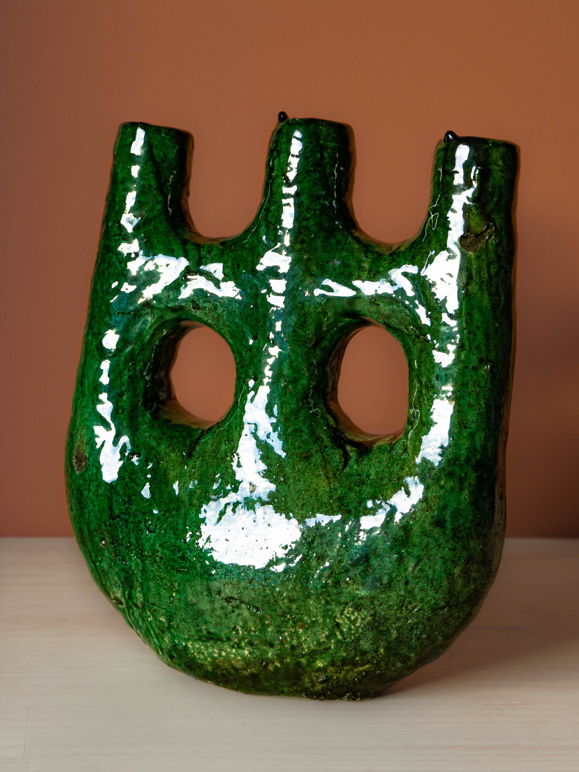 Le vase SABAH, une poterie sculpturale, imposante qui apportera du caractère à votre intérieur.