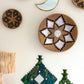 l'Artisanat Bohème dans votre Maison : retrouvez les produits de Beldi Bo'Home tel que le miroir en forme de lune LAYALI, les paniers muraux berbères avec les modèles YASMIN, NEJMA & WARDA, les objets déco en poterie de Tamegroute avec les bougeoirs en forme de losange SAID & TOUAREG ainsi que la lampe à poser NOURIA en raphia100% naturel.