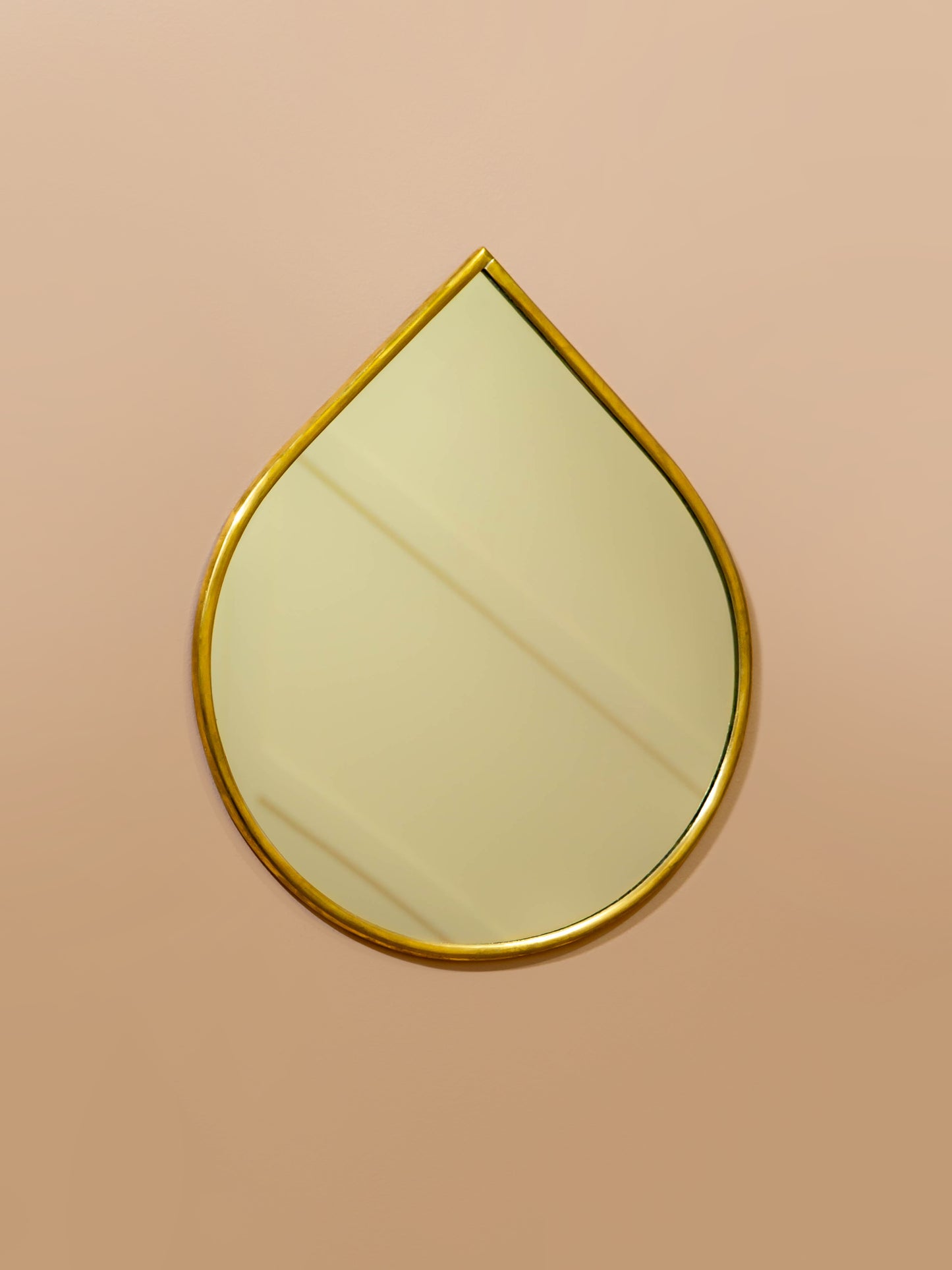 Miroir NAÏLA en forme de Goutte, serti à la main en laiton doré